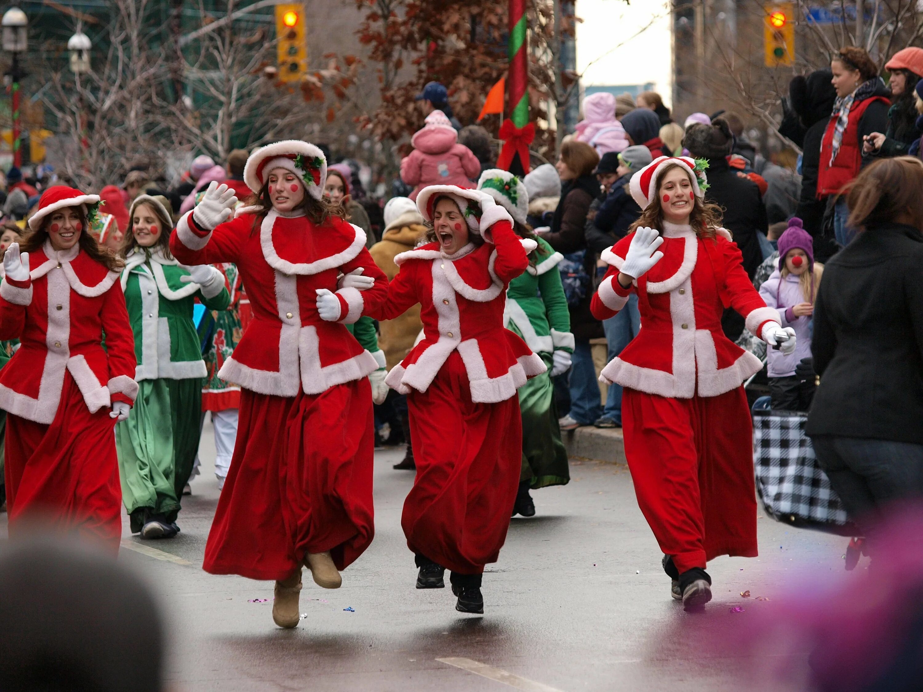 Парад Санта Клаусов в Канаде. Парад Санта Клаусов на Рождество в Канаде. Рождество в Канаде. Новый год в Канаде. Отметить новый год в январе