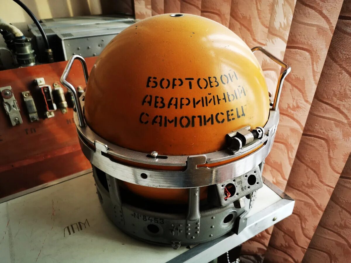 Бортовой самописец 2020. Бортовой самописец ми-8. Авиационный черный ящик. Черный ящик в самолете это. Бортовой самописец 1953.