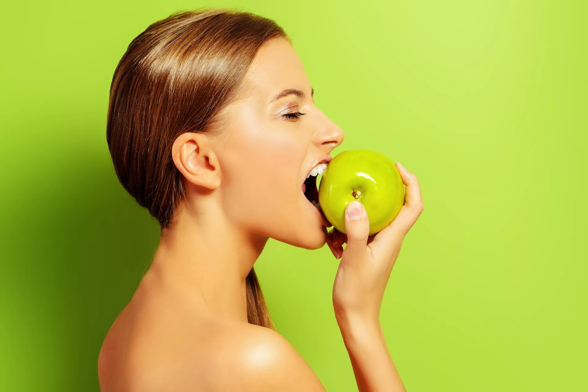 Пение яблоко. Девушка с зеленым яблоком. Человек ест яблоко. Кусает яблоко. Девушка кусает яблоко.