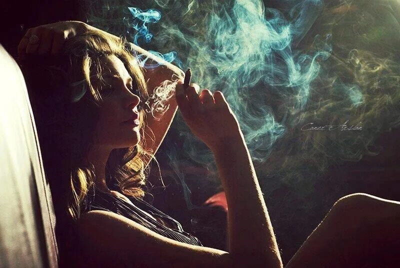 Девушка в дыму. Девушка с сигаретой. Девушка с вином и сигаретой. Девушка в сигаретном дыму. Дым сигарет ты уйдешь