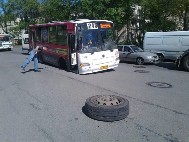 Можно колеса автобус. Колесо автобуса. Спущенное колесо автобуса. Заднее колесо автобуса. Автобус без колес.