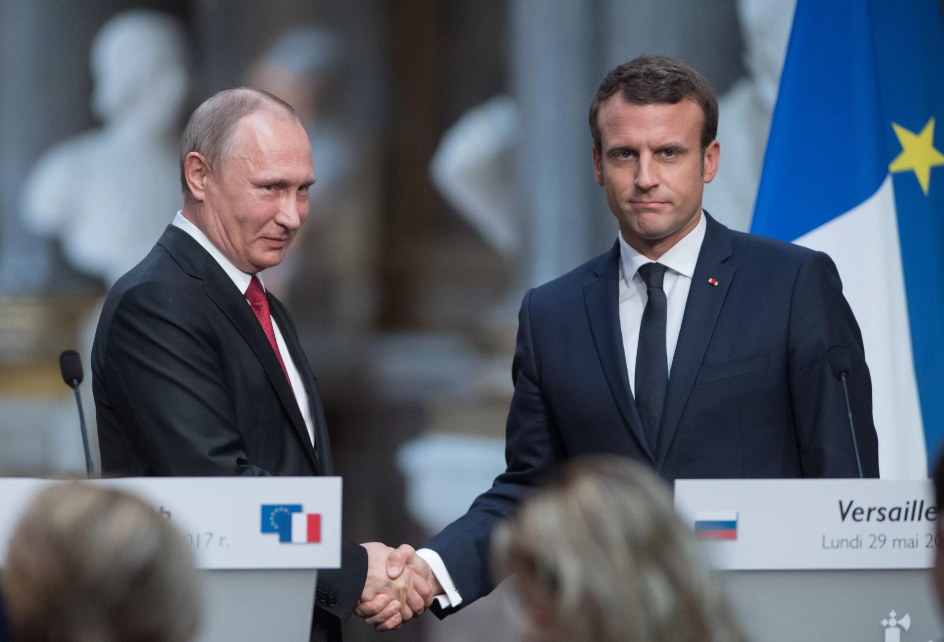 Почему макрон против россии. Эммануэль Макрон фото с Путиным.