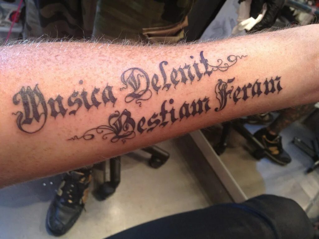 Тату на латыни. Татуировка что не убивает делает нас сильнее. Интимные татуировки надписи. Убитых не убьешь на латыни. Убитых не убьешь на латыни.