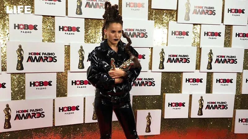 Отразиться на премии. Зиверт на премии новое радио. zivert на премии. новое радио awards. зиверт муз тв.