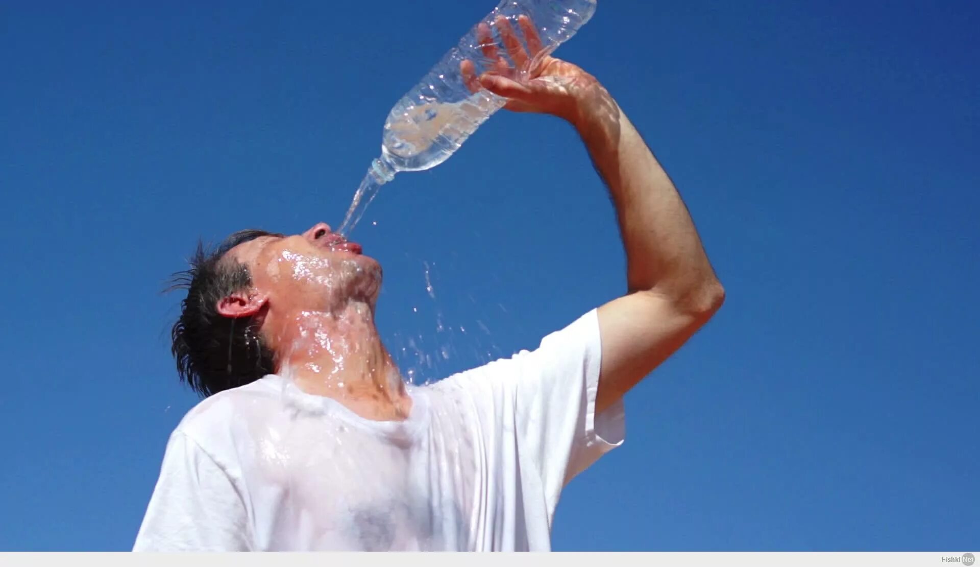 Человек пьет из бутылки. Жажда воды. Много воды. Парень пьет воду. Вода и человек.