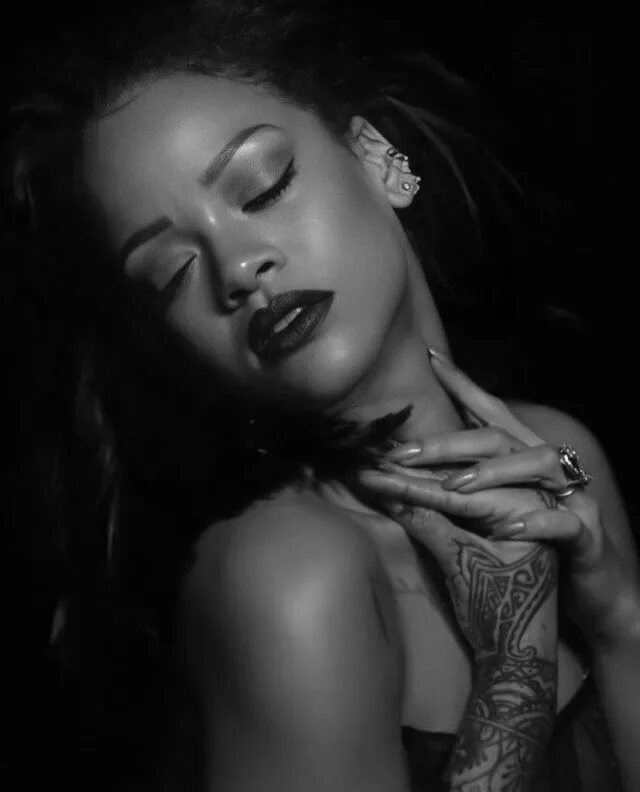 Рианна. Рианна портрет. Черно белое реана. Рианна в белом. Rihanna kissed