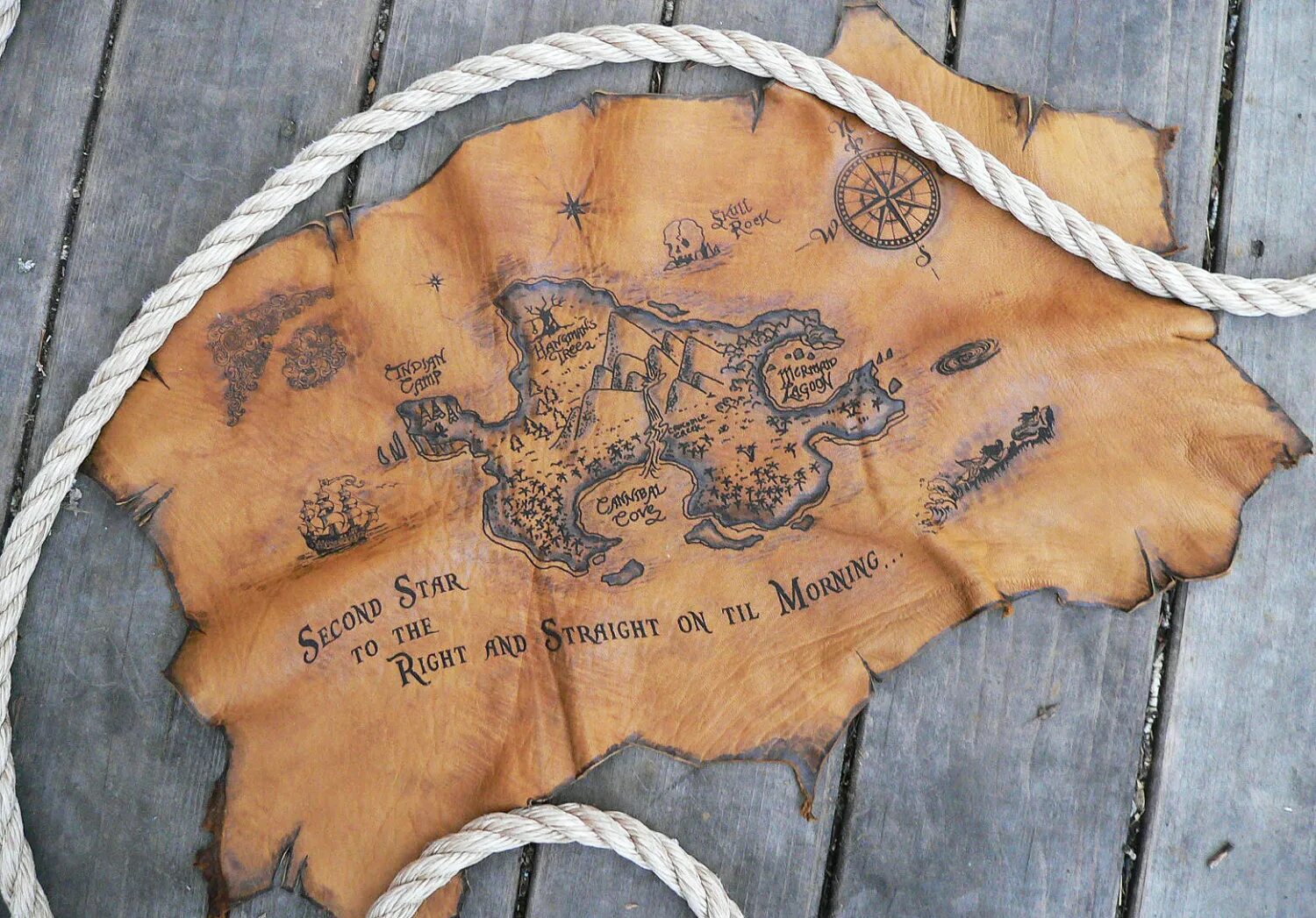 Кожевенное на карте. Выжигание на коже. Пиратская карта на коже. Карта сокровищ. Пиратская карта из кожи.