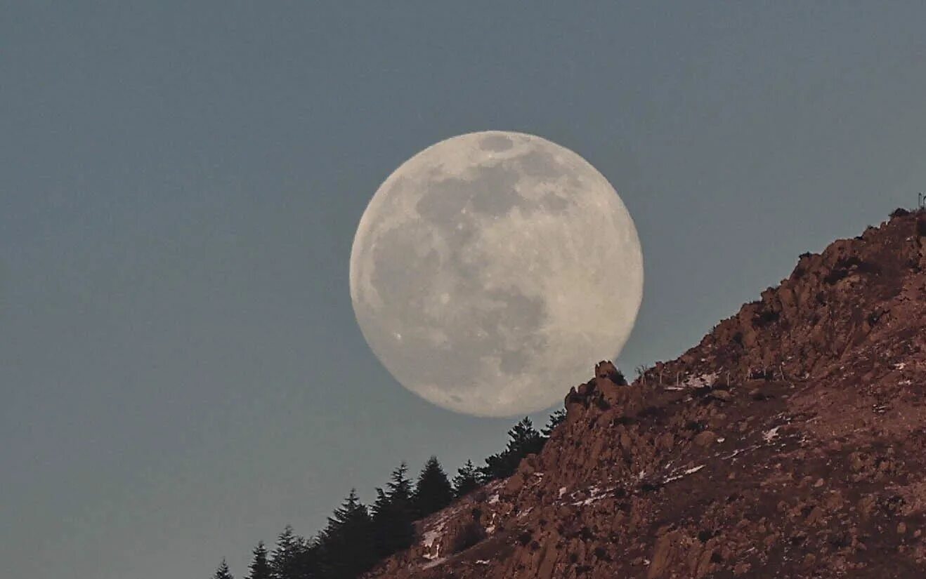 Полнолуние. Луна сегодня. Волчья луна 2022. Гиперлуние 2021. Луна фото.
