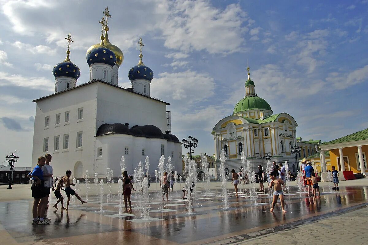 Спаса преображения в твери. Фонтан на соборной площади тверь. Тверь соборная площадь. Тверь соборная площадь благоустройство. Тверь соборная площадь.