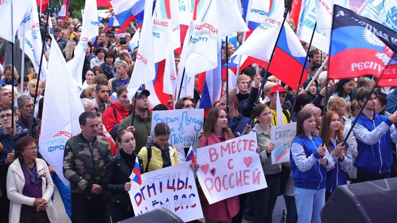 Митинг своих не бросаем. Митинг в поддержку Крыма 2014. Митинг концерт. Митинг в симферополе