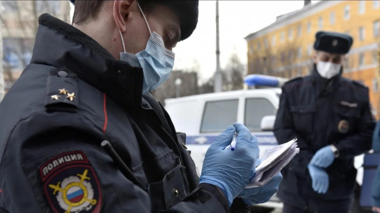 Проверка сотрудниками полиции. Полиция в московском метро. Полиция проверяет документы. Проверка документов московская область. Преступность мигрантов.