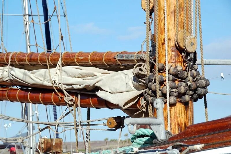 Поправляла такелаж в кейптаунском порту. Жанетта поправляла такелаж. Судовая мачта. Boatswain chair. Поправляла такелаж.