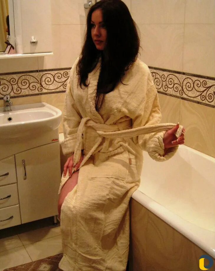 Брюнетки халатах. Женщина в домашнем халате. Девушка в домашнем халате. Халат в ванной. Девушка в халате в ванной.