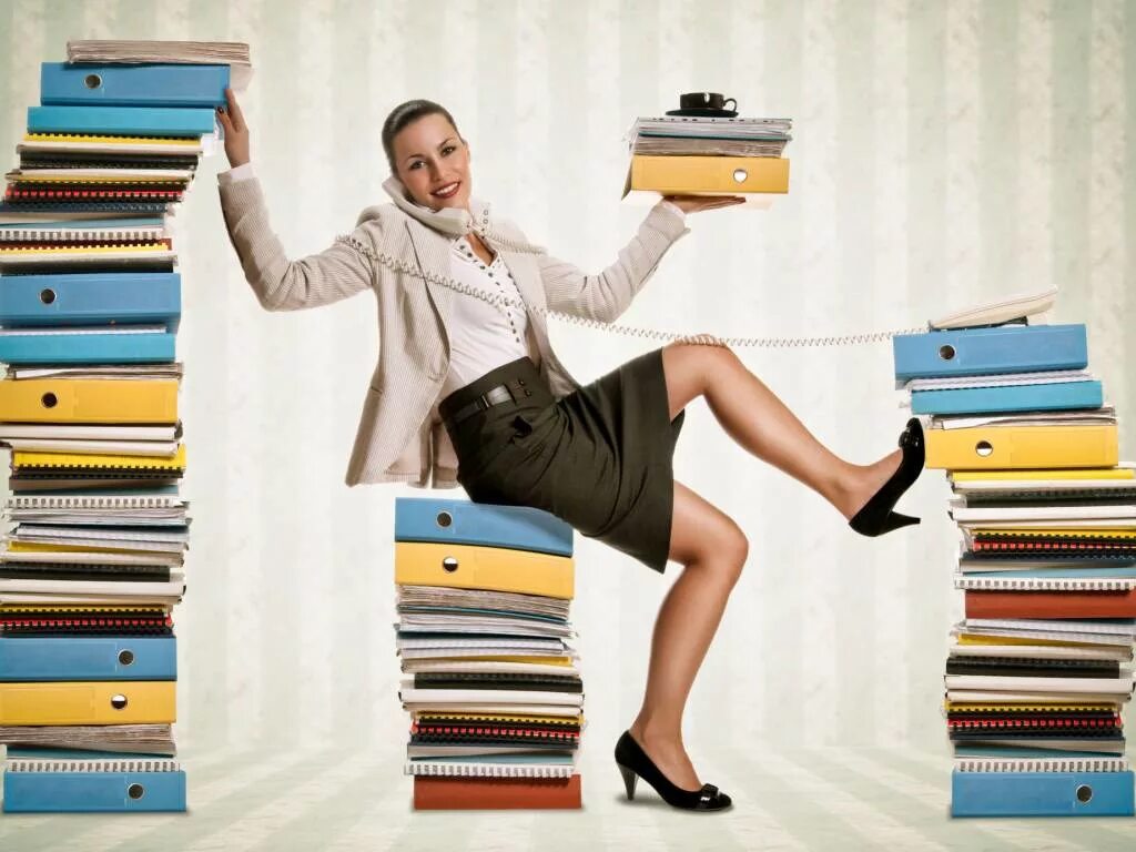 Работа за компьютером. Человек за компьютером. Полная женщина на весах. Полные руки у женщин. Порядок в делах.