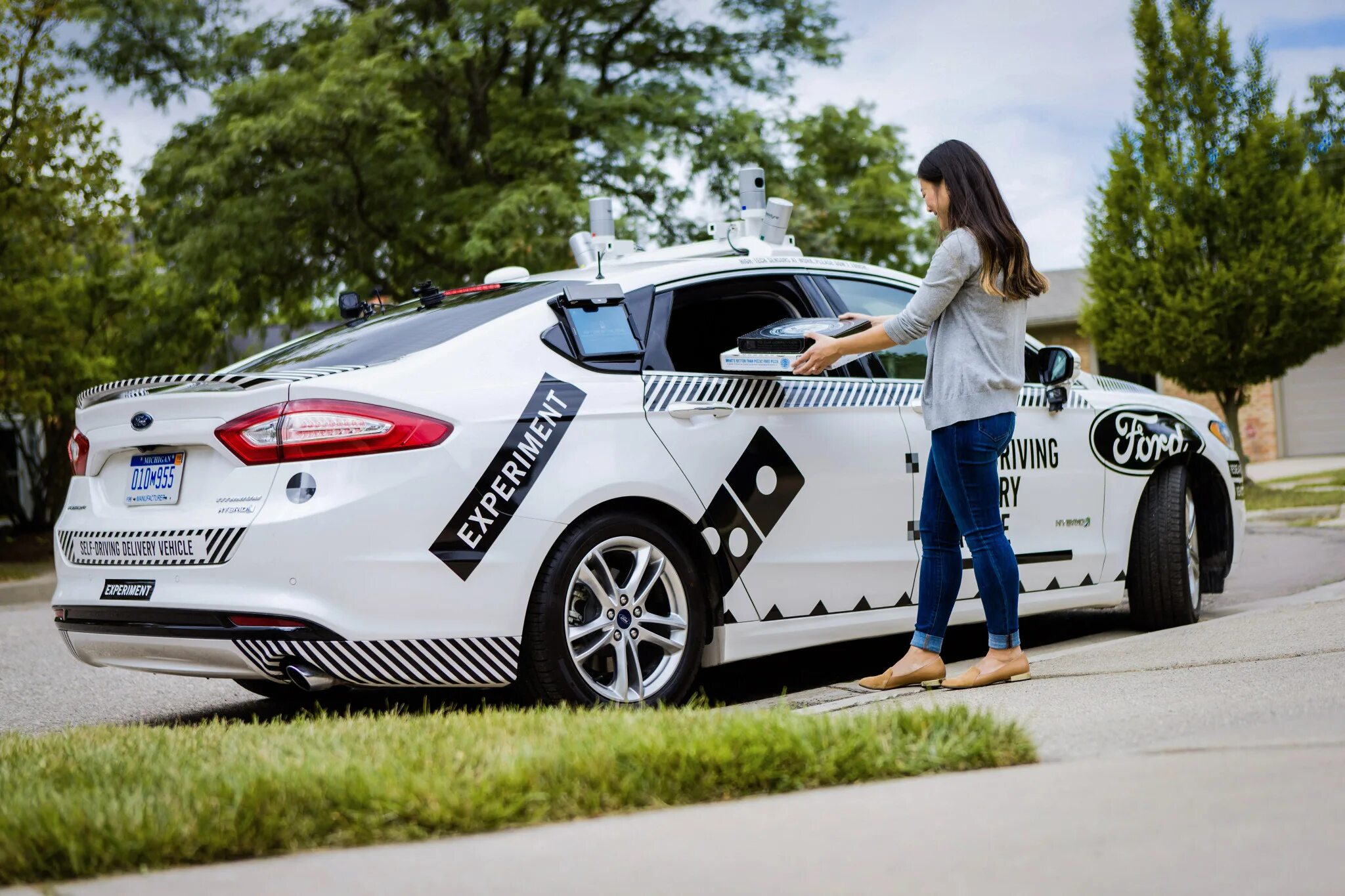 Deliver cars. Беспилотные машины Ford. Доминос машина. Машины Доминос пицца. Ford беспилотник.