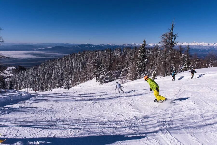 Горнолыжки отзывы. Krvavec Ski Resort. Крвавец горнолыжка. Мрассу горнолыжный комплекс. Горнолыжный курорт в Литве.