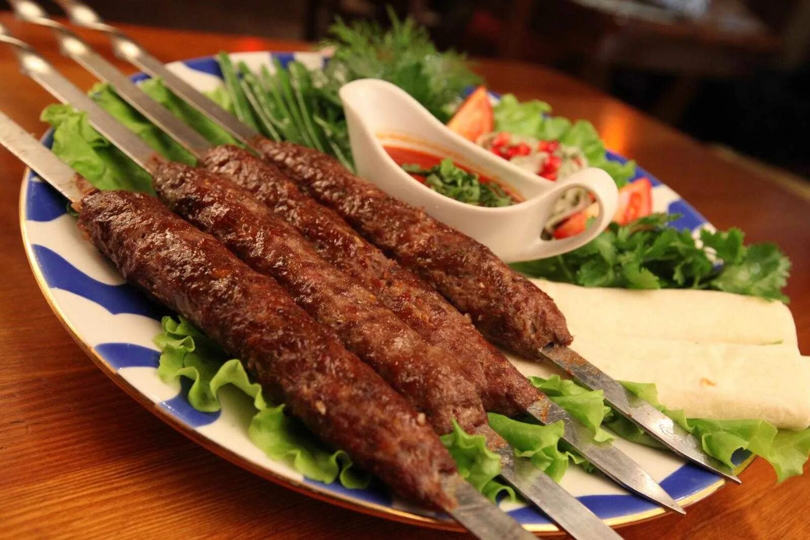 Как приготовить люля кебаб из говядины. Люля кебаб говядина. Шашлык люля кебаб. Люля-кебаб (азербайджанское национальное блюдо). Азербайджанская кухня люля кебаб.