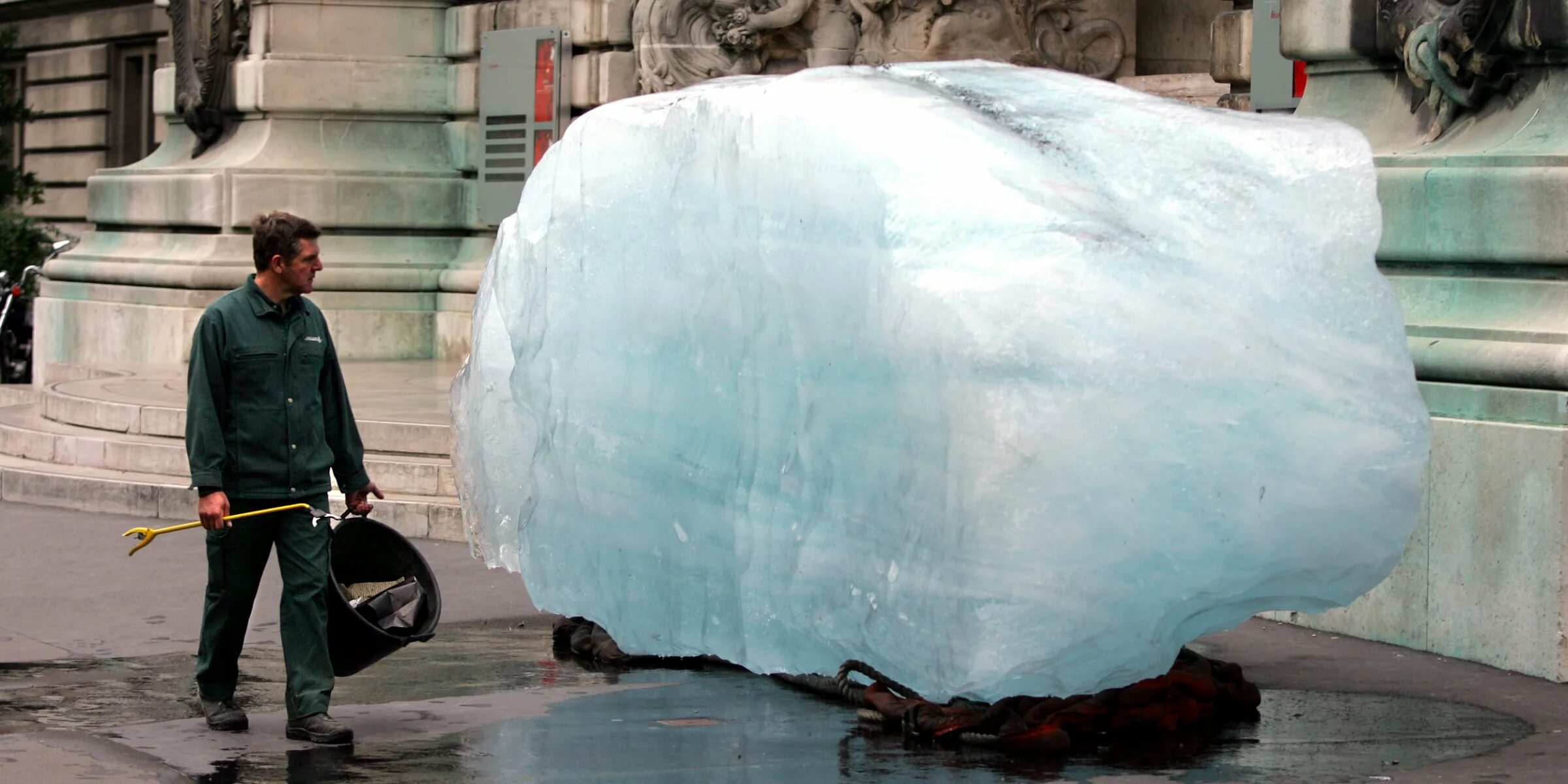 Большой кусок льда. Гигантские куски льда. Огромный кусок льда. Кусок льда для статуи.