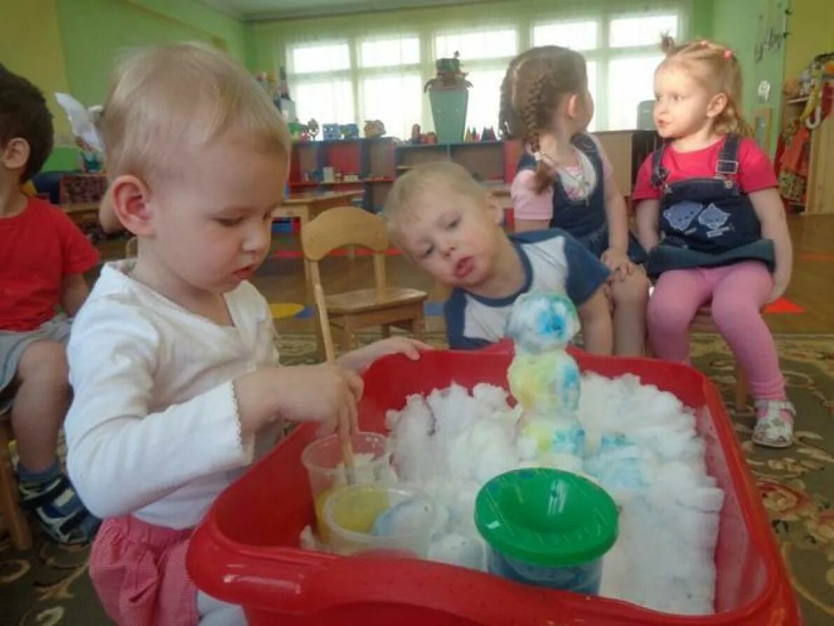 Экспериментирование с водой для детей раннего возраста. Эксперименты в группе раннего возраста детского сада. Эксперименты с водой в детском саду младшая группа. Эксперимент в ясельной группе. Опыты в первой младшей группе