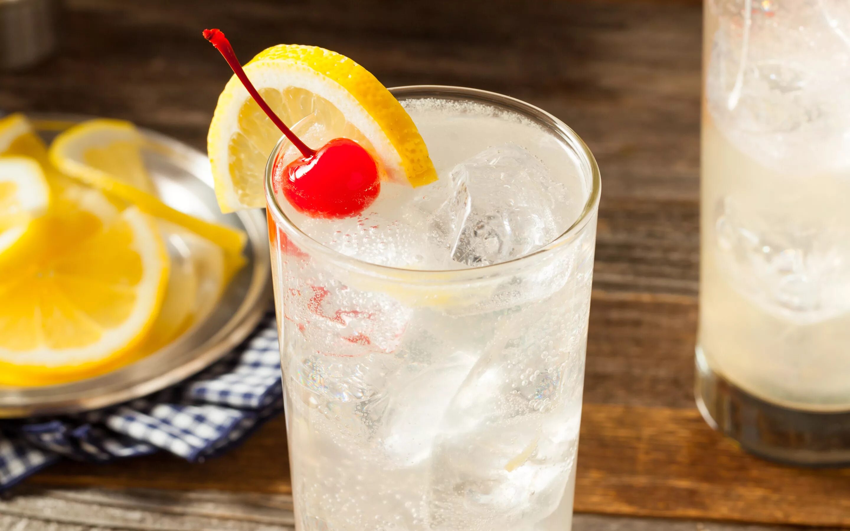 Джим бим яблочный коктейли. Коктейли с джимом. Gin коктейль. Джин глетчер коктейли. Gin коктейль.
