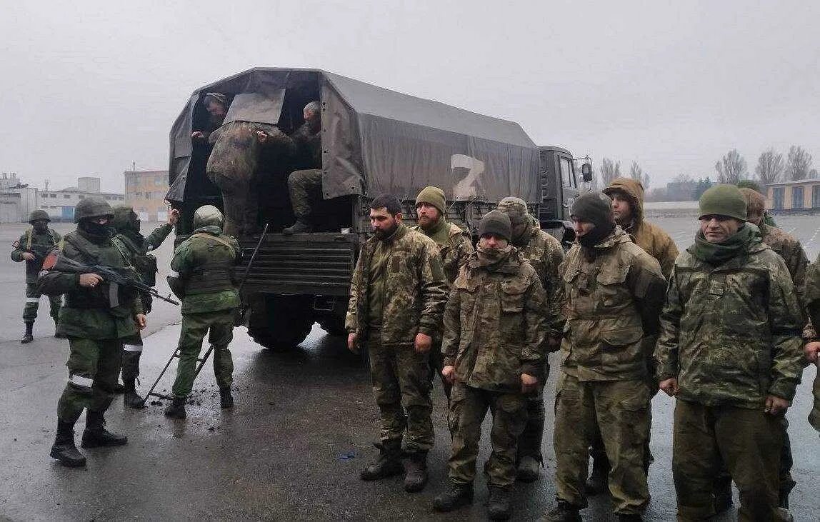 Украина сдалась в войне с россией. Пленные украинские военные. Российские военнослужащие в плену.
