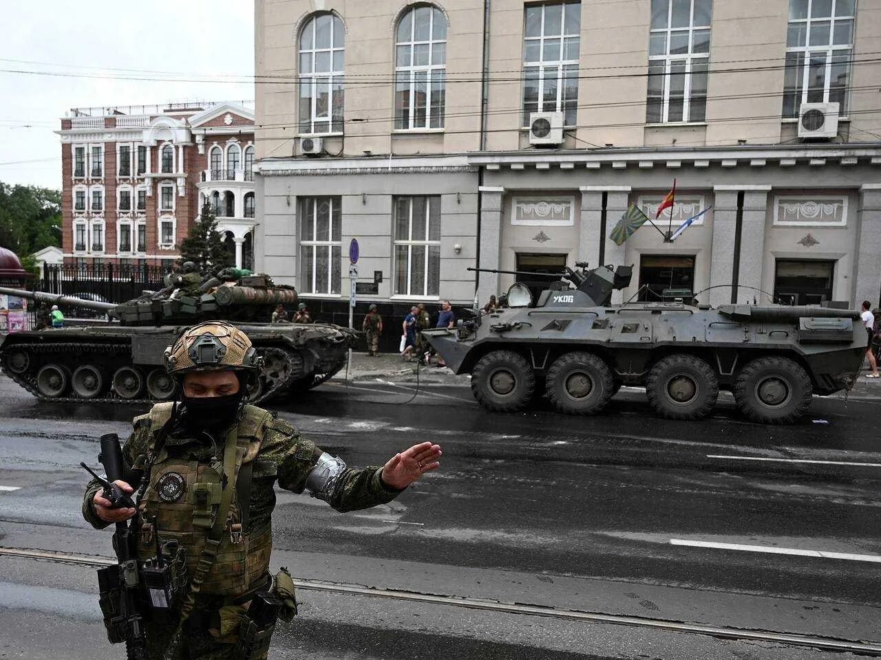 Вооруженные выступления против. Вооруженный мятеж. Военная техника в ростове. Вооруженные выступления против. Вагнер в крыму 2014.