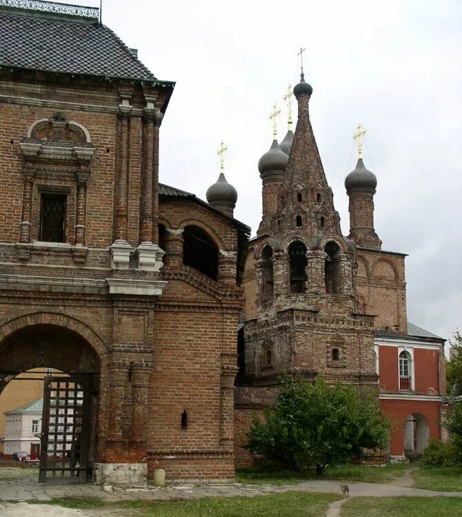 Москва, крутицкая ул. Храм на крутицком подворье. Крутицкое патриаршее подворье москва. Крутицкое подворье изразцы. Крутицкое подворье в москве колокольня.