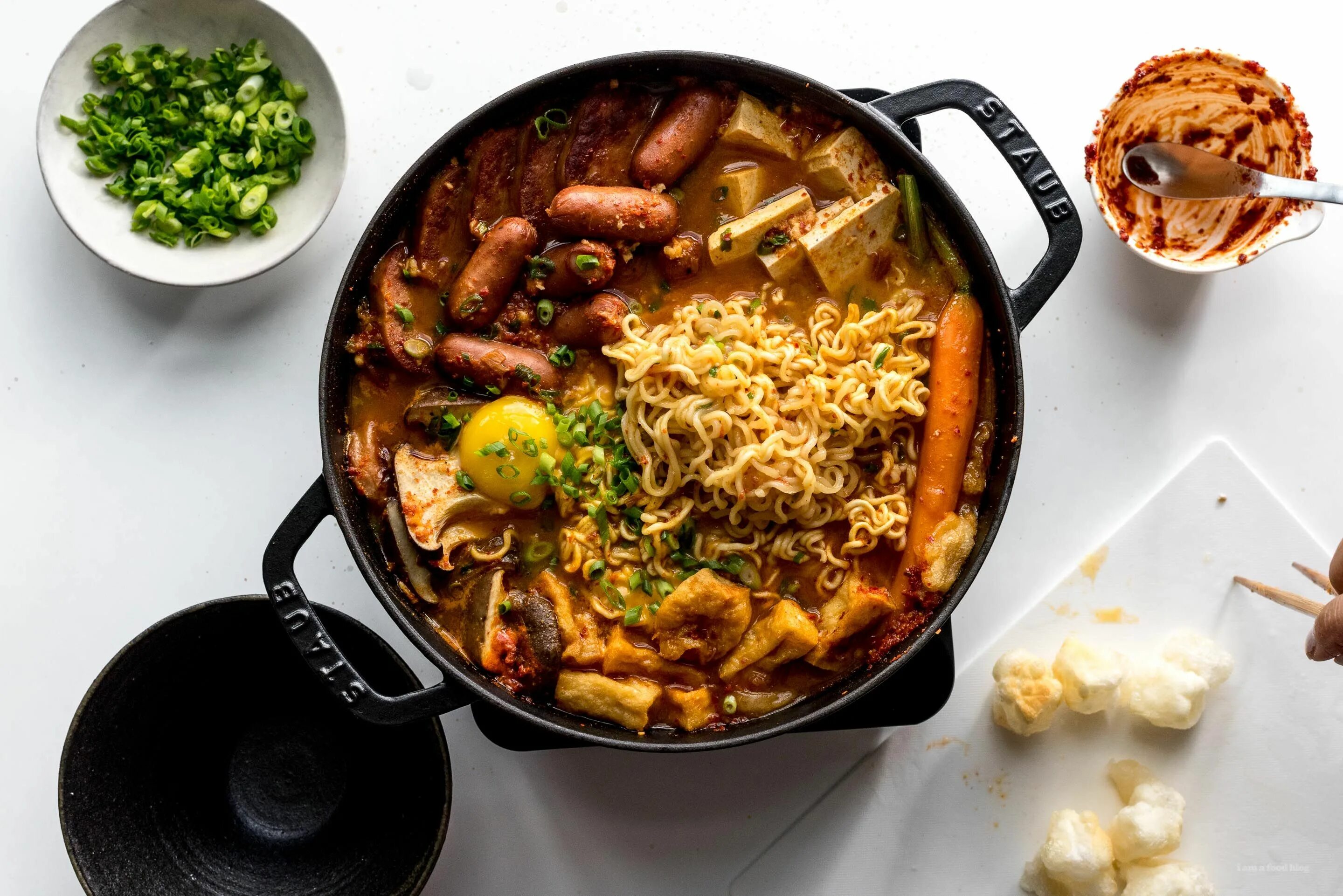 Budae Jjigae. Блюдо. Сукияки блюдо. Трамбиду блюдо.