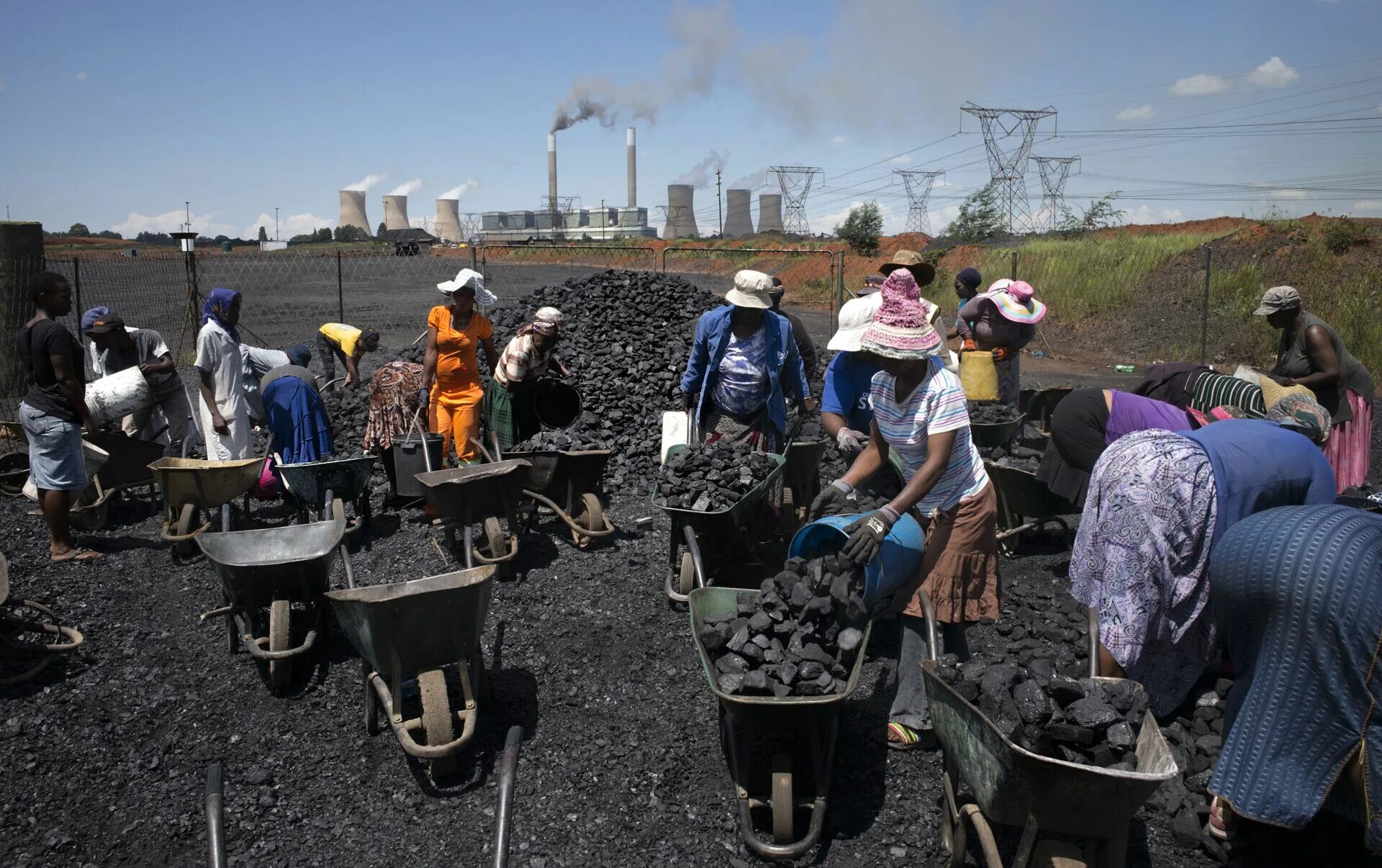 Какая добыча юар. Заводы в Африке. Уголь в Африке. Рабочие в Африке. Добыча угля в Африке.