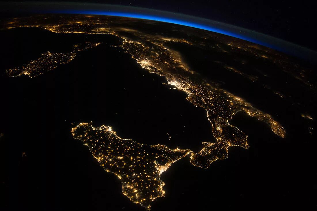 Италия вид с МКС. Лос Анджелес с МКС. Италия остров Сицилия с космоса. Вид ночной земли из космоса.