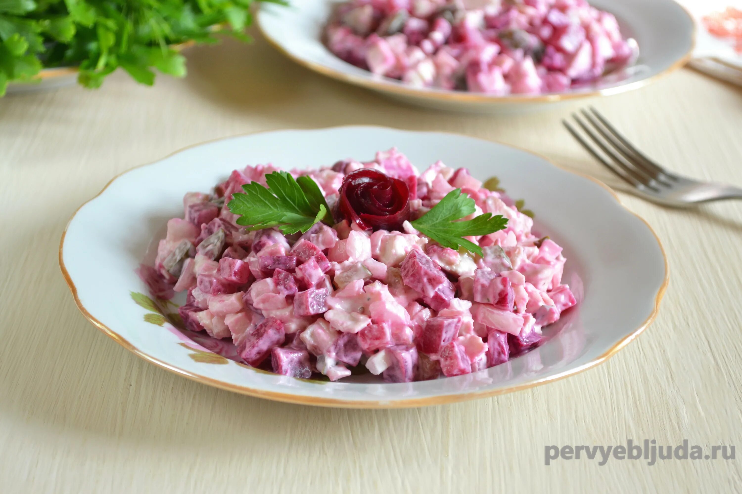 Копченая курица свекла. Салат со свеклой. Салат со свеклой и курицей. Салат со свёклой и куриной грудкой. Салат из свеклы с сыром и чесноком.