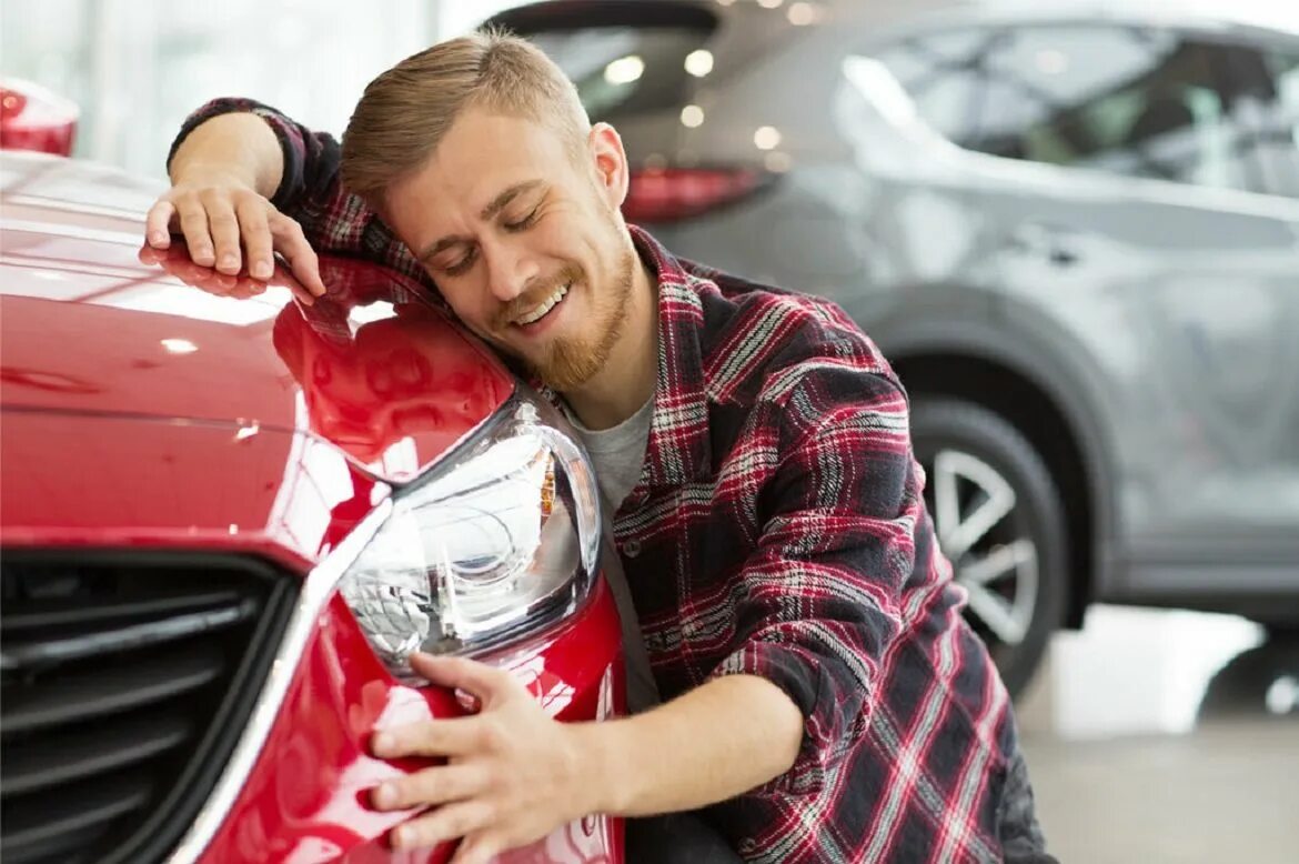 Скидка на первый автомобиль. Любимый автомобиль. Парень обнимает машину. Выбор автомобиля. Владелец автомобиля.