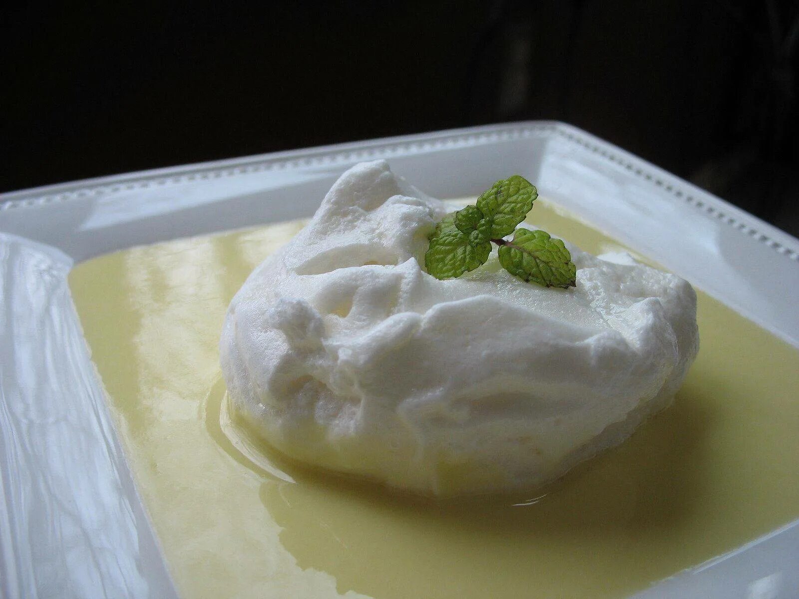 Снежки из белка. Ile flottante десерт. Плавучий остров десерт. Десерт снежки из белков. Снежки из яичных белков.