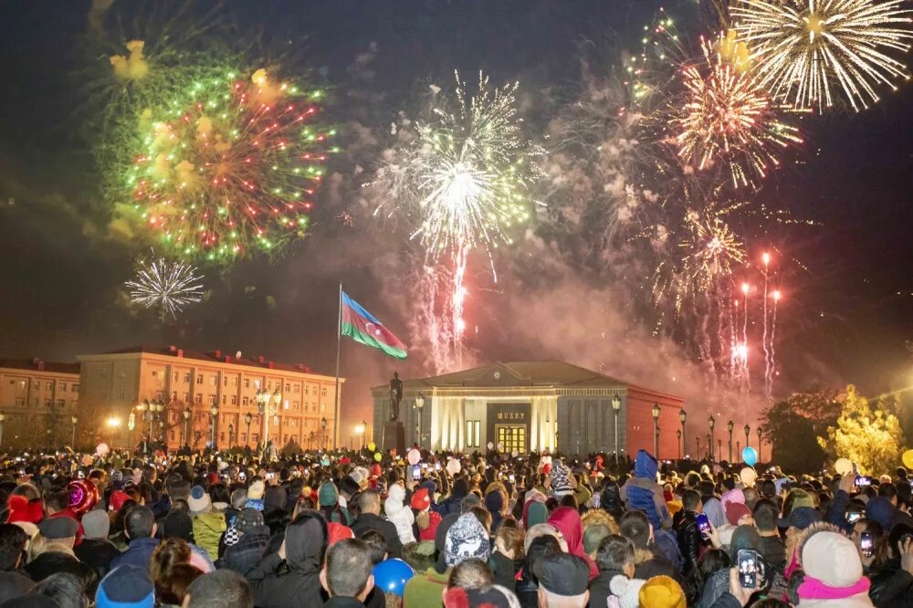 Какой праздник отмечают 26 декабря. Праздник солидарности азербайджанцев мира. 31 декабря день солидарности азербайджанцев мира. новый год в азербайджане. азербайджан новогодние праздники.
