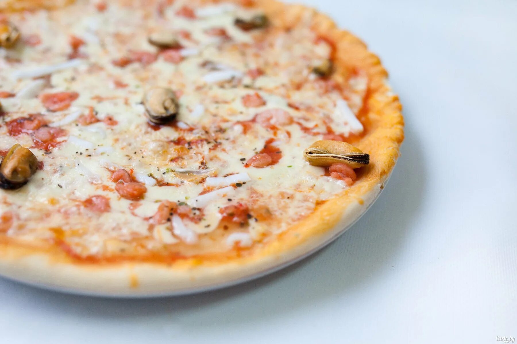 Домашняя пицца с морепродуктами. Пицца с морепродуктами (Seafood pizza). Пицца с креветками. Пицца морской коктейль. Пицца дары моря.