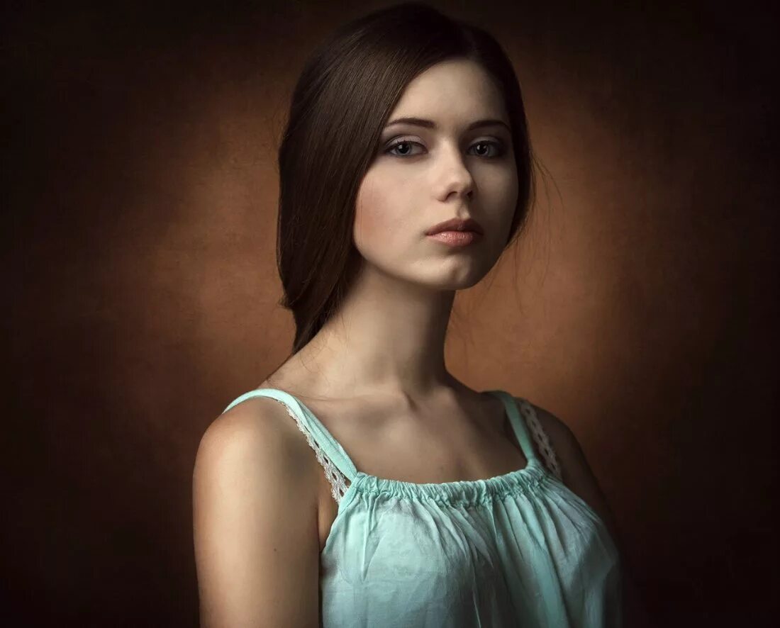 портрет девушки в 3 4. фотопортрет. фотографический портрет. художественный портрет. референсы лица.