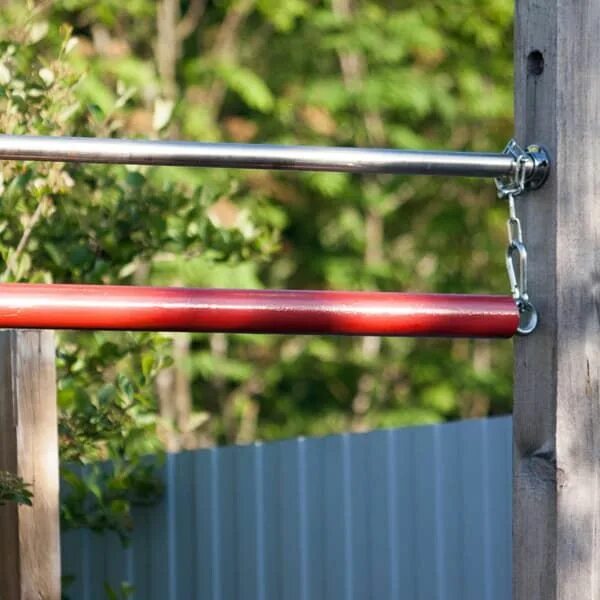 Крутятся на перекладине. Турник с крутящейся перекладиной. Вращающийся турник. Крутящийся турник аттракцион. Крутящийся турник изготовить.