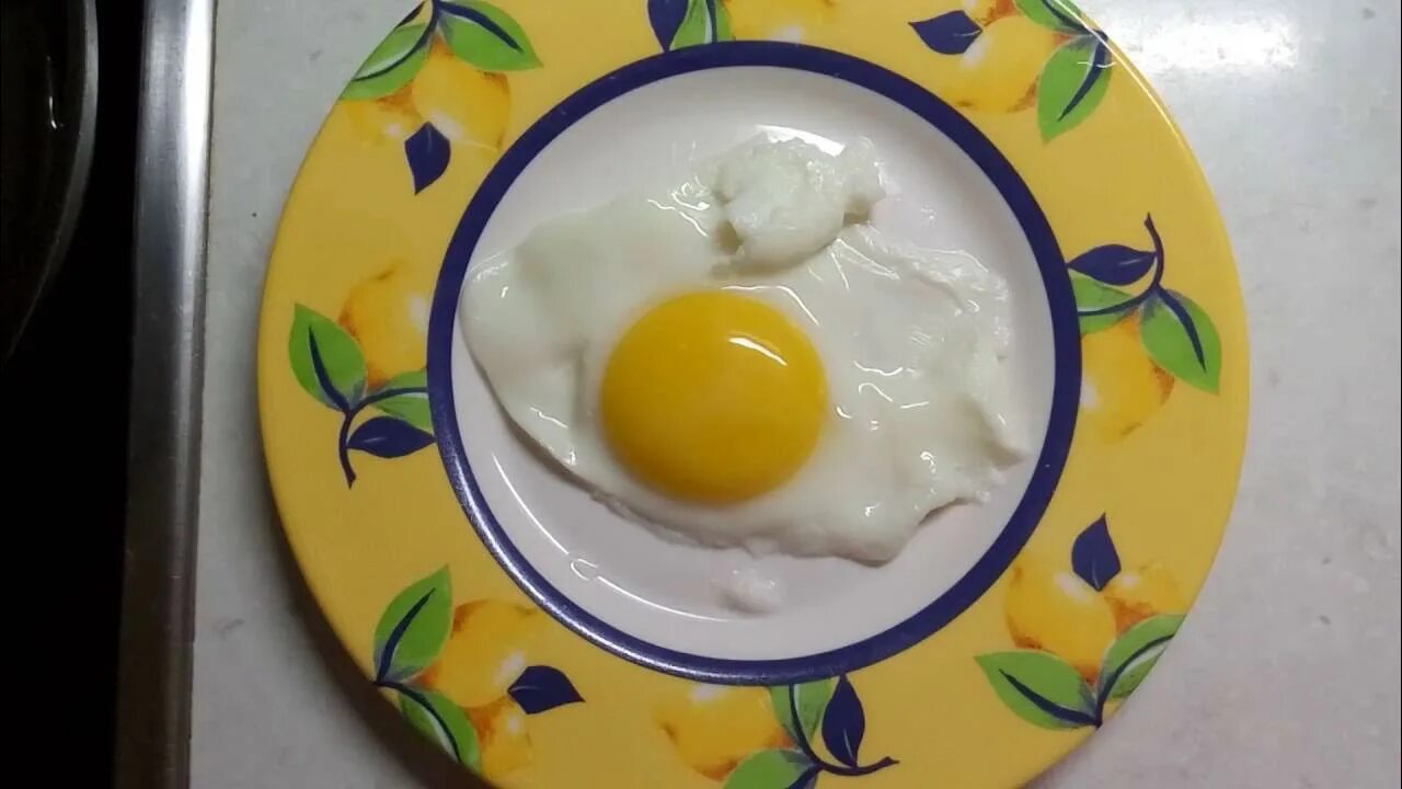 1 жареное яйцо без масла. Глазунья без масла. Яичница без масла. Яйцо жареное без масла. Яйца жареные на воде.