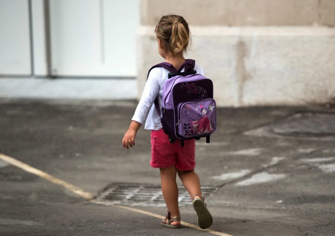 Фото сопровождение ребенка из школы. Планшетка несопровождаемого ребенка. Children going to School. Kids Backpack с пиротехникой.