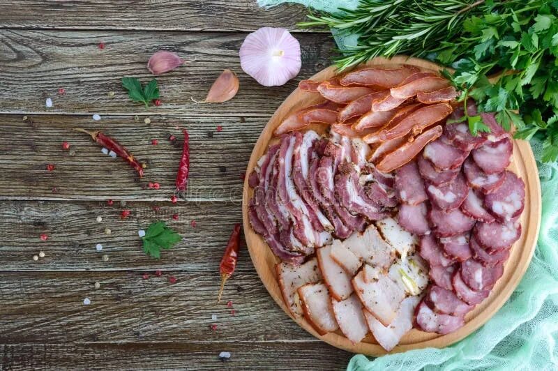 Соленый бекон. Бекон соленый. Бастурма Bacon. Мясо слабосоленое колбасой. Посолить бекон нарезанный слайсами.