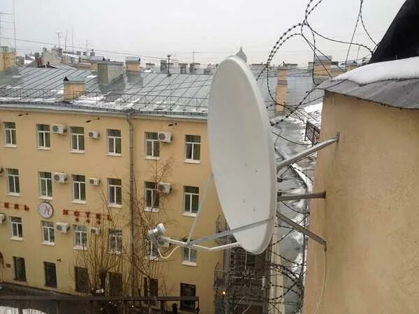 Спутниковая антенна на доме. Спутниковая антенна на крыше. Крепление спутниковой антенны на крыше. Спутниковая тарелка триколор на крыше. Монтаж спутниковой тарелки на крышу.