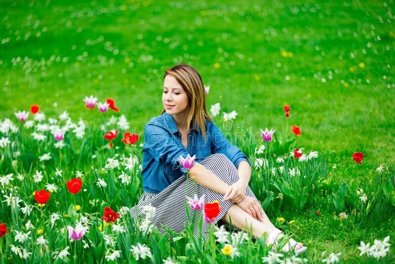 Девушка в цветах рисунок. Фотограф и дети с цветами. Девочка сидит с цветами. Детская фотосессия в цветах на природе. Девушка сидит на лугу.