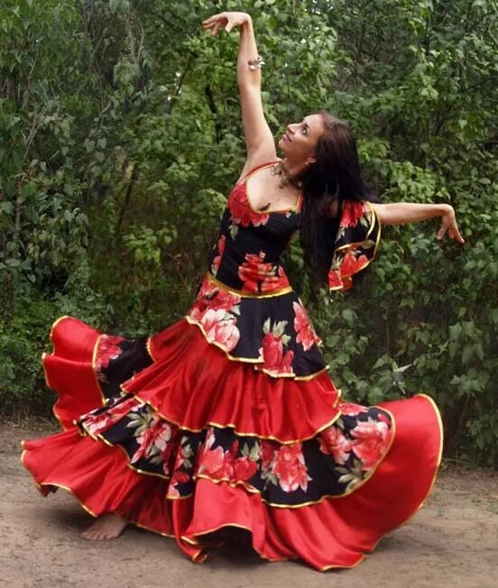 цыганская танцовщица. маскарадный костюм цыганки. цыганский костюм женский. платье цыганки. елена куканова цыганский танец.