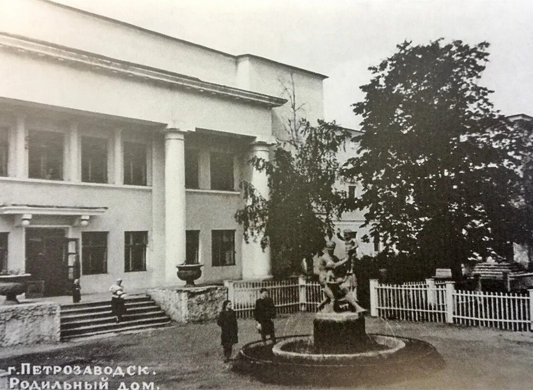 Шел 1938 год в городской роддом вечером. Родильный дом имени Гуткина Петрозаводск. Петрозаводск роддом 1. Второй роддом Петрозаводск. Старый Петрозаводск.