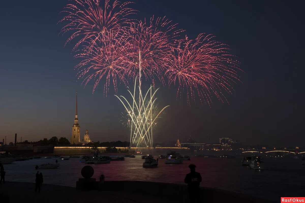 Салют в питере в новогоднюю ночь. Новогодний салют в санкт-петербурге. Новогодний салют в санкт-петербурге. Петропавловская крепость в санкт-петербурге салют. Салют на дворцовой площади 2021.