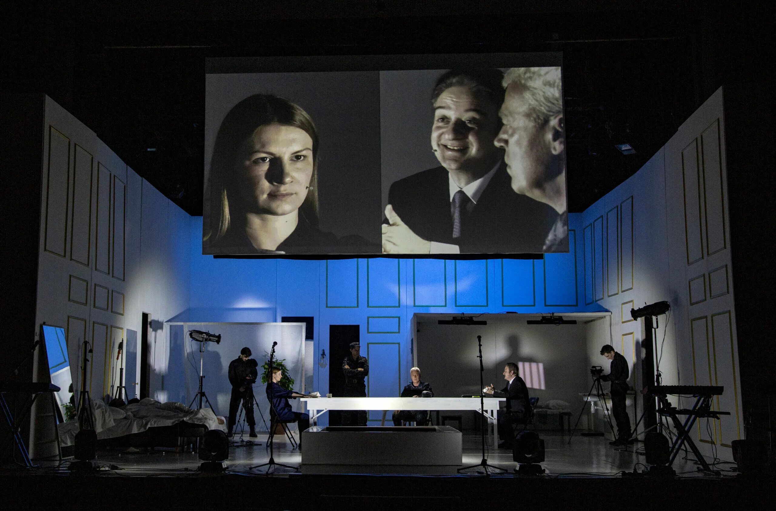 Мтюз стюарт. Мтюз стюарт. Все кончено мтюз спектакль отзывы. Спектакль современное искусство. Мтюз стюарт.