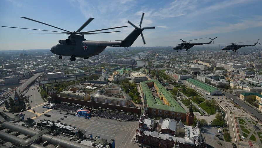 Над городом летают вертолеты. Вертолетная экскурсия нью йорк. Летающий вертолет. Летающий вертолёт над городом. Над городом летают вертолеты.