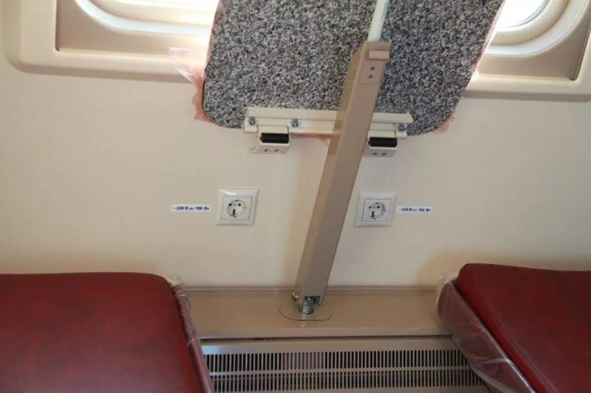 Розетки в вагонах плацкарт. Плацкартный вагон расположение мест схема. Розетки в плацкарте. Розетки в поезде плацкарт 3э. Розетки в поезде купе.