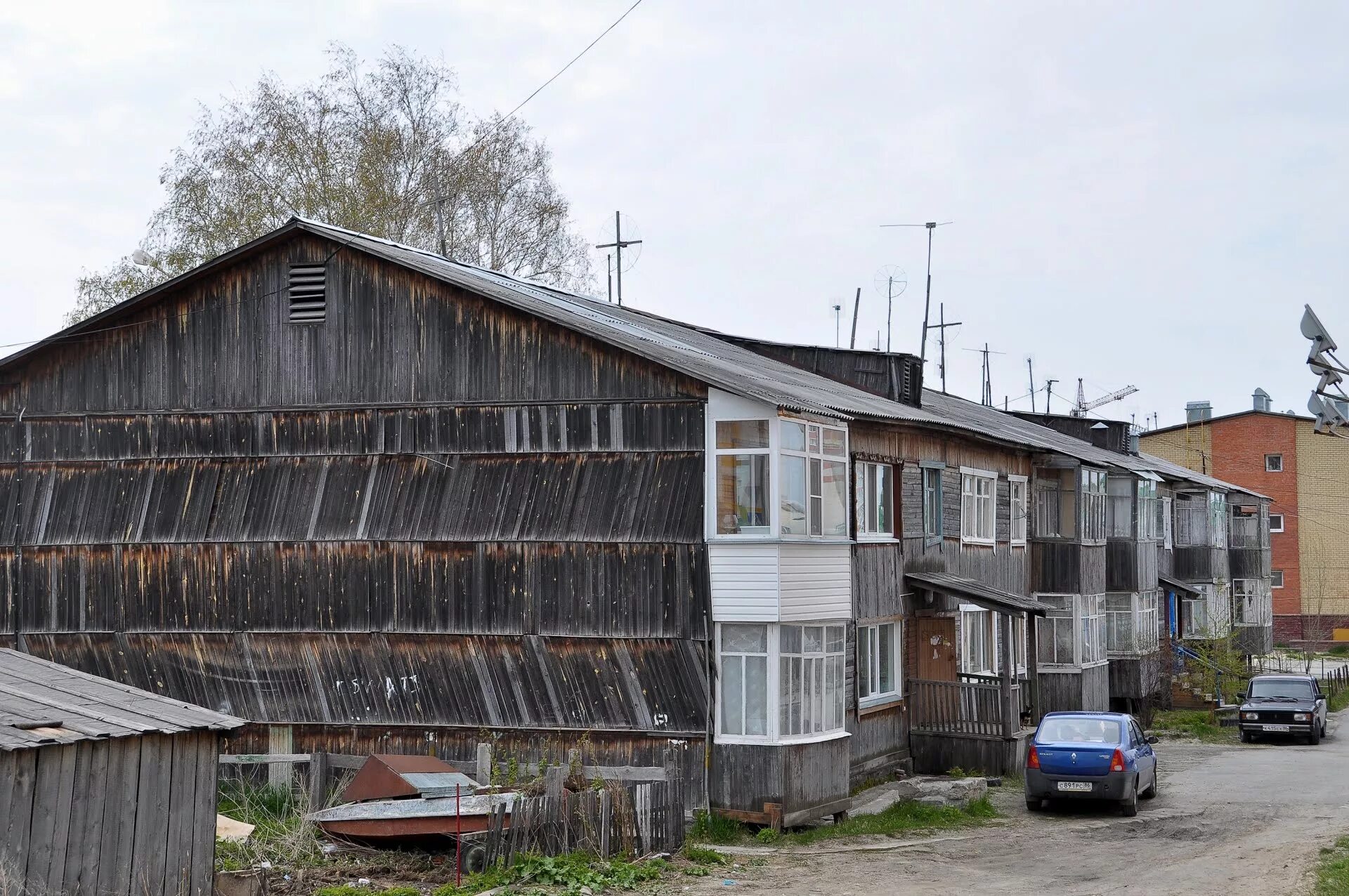 Продать в хмао. Ханты-Мансийск Рознина. Рознина 36 Ханты Мансийск. Улица Рознина Ханты-Мансийск. Ханты-Мансийск бараки.