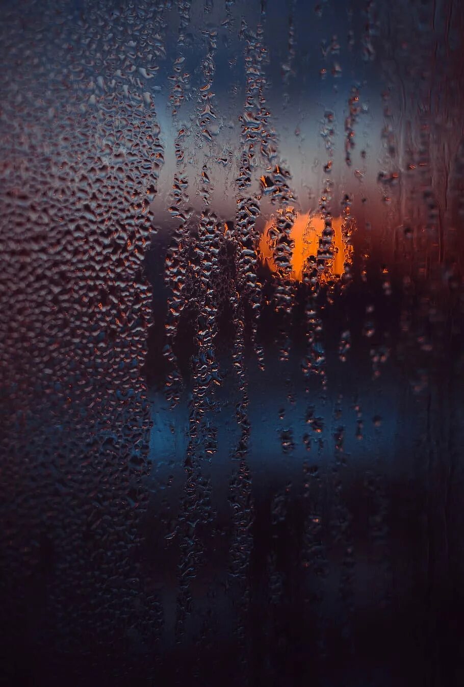 В темных каплях дождя. Дождь за окном. Капли на стекле. Дождь на стекле. Капли дождя на стекле.